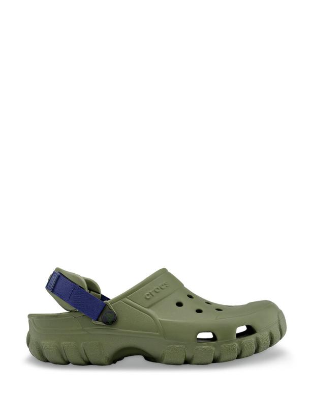 Ein olivgrüner Crocs Schuh mit blauem Fersenband steht auf einem weißen Hintergrund.
