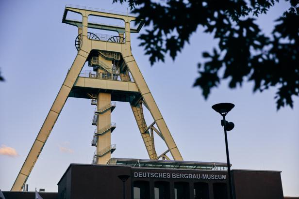 Das Deutsche Bergbau-Museum in Bochum mit dem markanten Fördergerüst im Vordergrund.