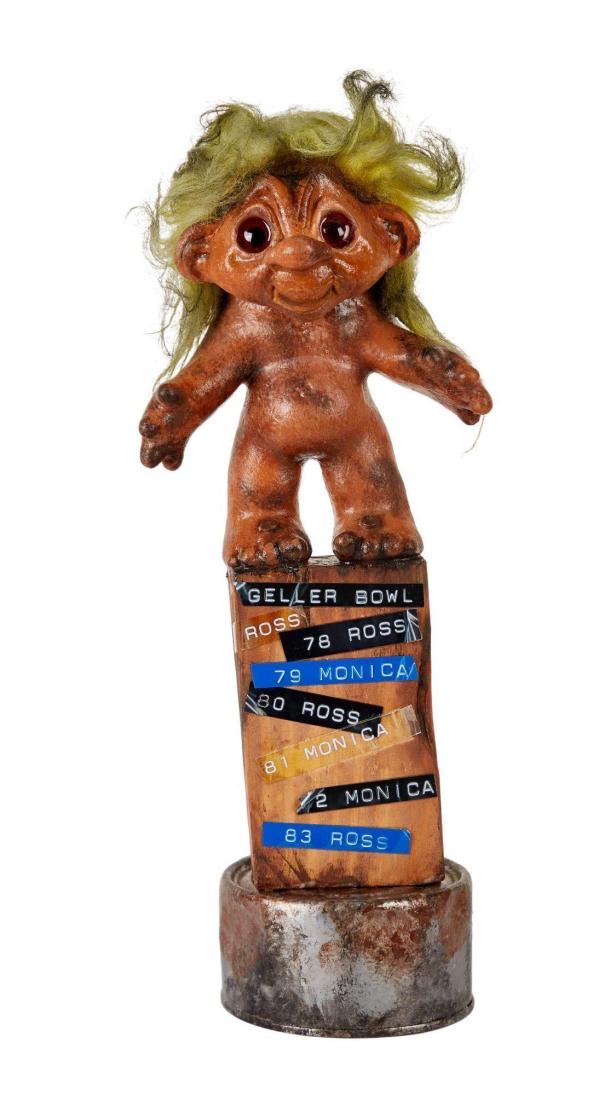 Nachbildung der Geller-Pokal-Trophäe aus der Serie „Friends“.