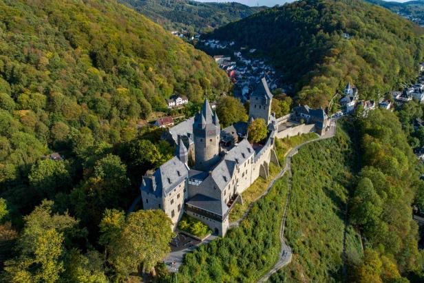 Die Burg Kriebstein thront auf einem bewaldeten Hügel in Sachsen.