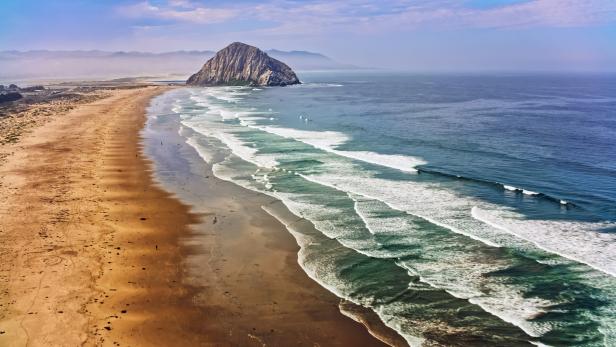 Luftaufnahme von Morro Rock und dem Strand von Morro Bay, Kalifornien.