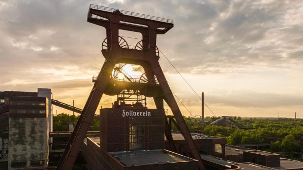 Die Zeche Zollverein in Essen im goldenen Abendlicht.