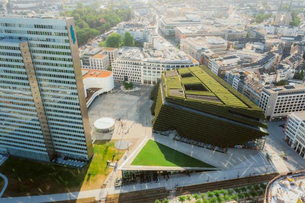 Luftaufnahme des Bürogebäudes Kö-Bogen II in Düsseldorf mit begrünter Fassade.