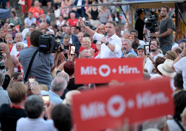 Andreas Babler beim Wahlkampfauftakt in Linz in der Menge 