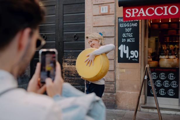 Martina Hohenlohe mit Parmesan-Laib in Parma