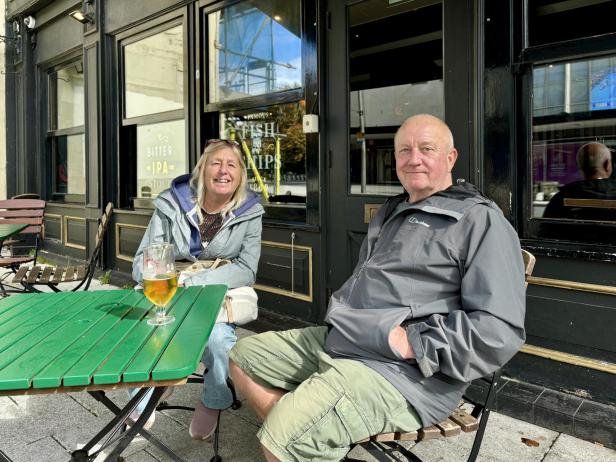 Kein Rauch im Garten, frühere Sperrstunde? Briten in Sorge um Pubkultur