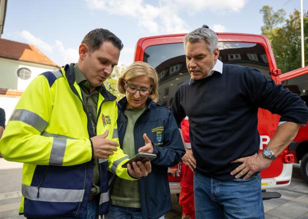 Mikl-Leitner und Nehammer nach dem hochwasser