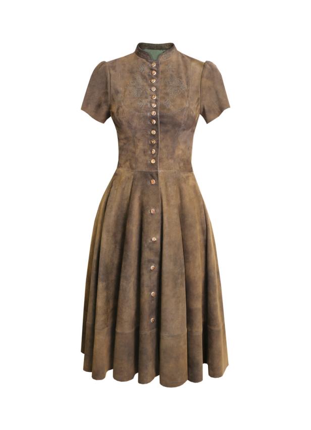 Ein braunes, knielanges Dirndlkleid aus Leder mit Knöpfen und Stickereien.