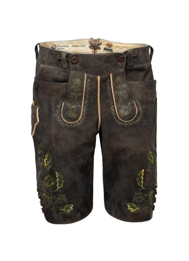 Eine kurze, braune Lederhose mit grünen Stickereien, eine „Oktoberfest Edition 2023“.