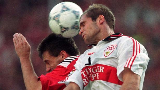 Zwei Fußballspieler kämpfen um einen Ball mit dem Kopf.
