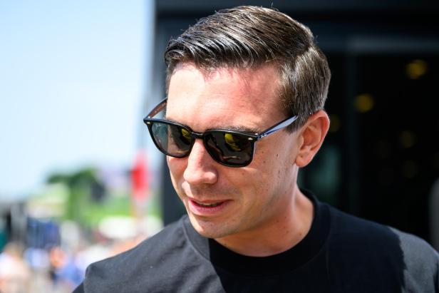 Ein Mann mit Sonnenbrille bei dem Formel-1-Grand Prix von Österreich.