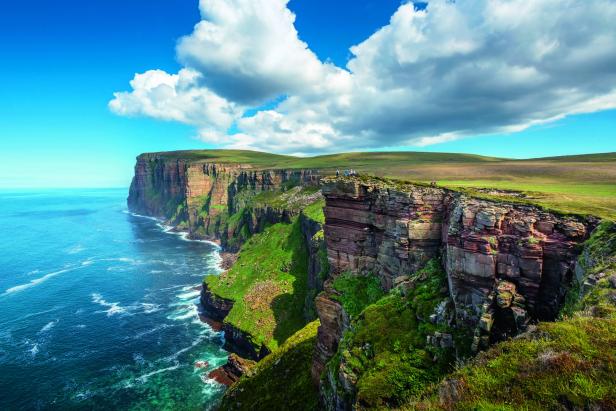 Die Klippen von Yesnaby in Schottland erheben sich über dem Meer.