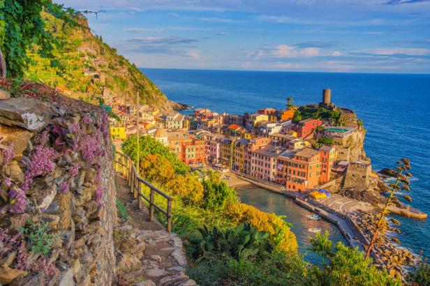 Blick auf das farbenfrohe Dorf Vernazza in Cinque Terre, Italien, von einem steinernen Pfad aus.
