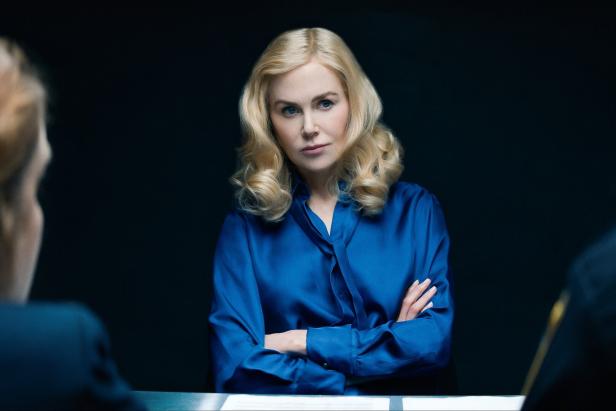 Nicole Kidman sitzt mit verschränkten Armen in einem Verhörraum.