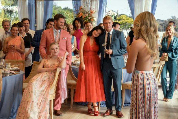 Gäste sind auf einer Hochzeit oder einer ähnlichen Feier versammelt.