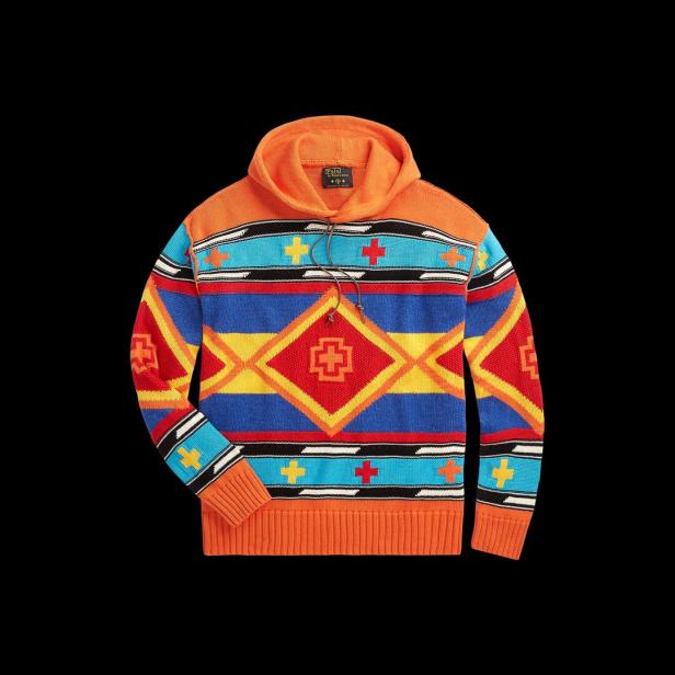 Ein orangefarbener Polo Ralph Lauren Hoodie mit einem bunten, geometrischen Muster.