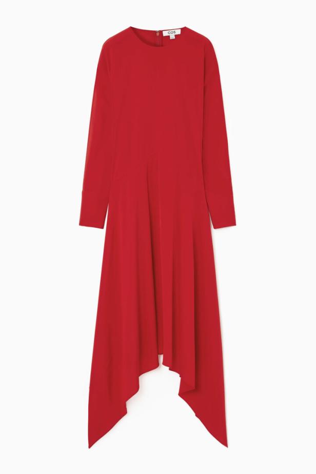 Ein rotes, langärmeliges Kleid mit asymmetrischem Saum vor einem weißen Hintergrund.