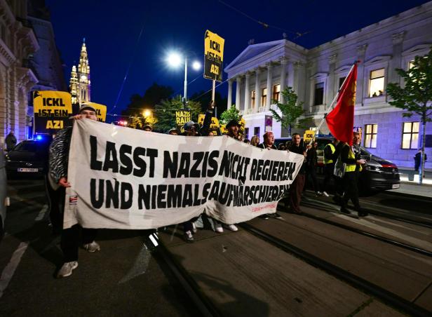 "Niemals Kickl" – Demonstration gegen FPÖ vor Parlament