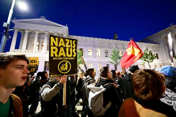 "Niemals Kickl" – Demonstration gegen FPÖ vor Parlament