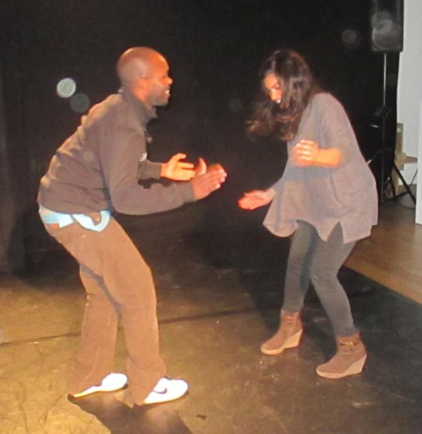 Ein Mann und eine Frau tanzen auf einer Bühne.