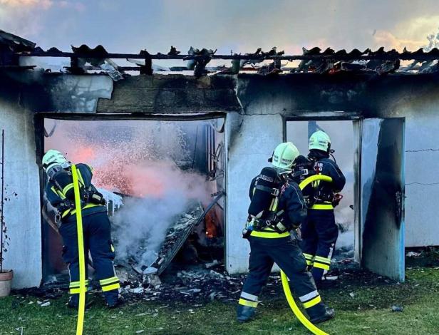 NÖ: Großgarage und zwei Unfallautos gingen in Flammen auf