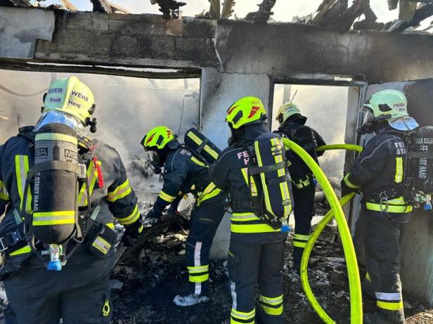 NÖ: Großgarage und zwei Unfallautos gingen in Flammen auf