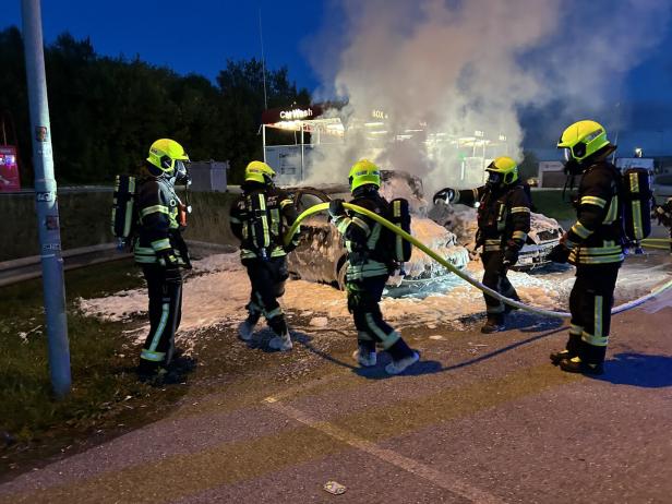 NÖ: Großgarage und zwei Unfallautos gingen in Flammen auf