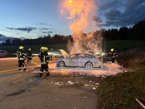 NÖ: Großgarage und zwei Unfallautos gingen in Flammen auf