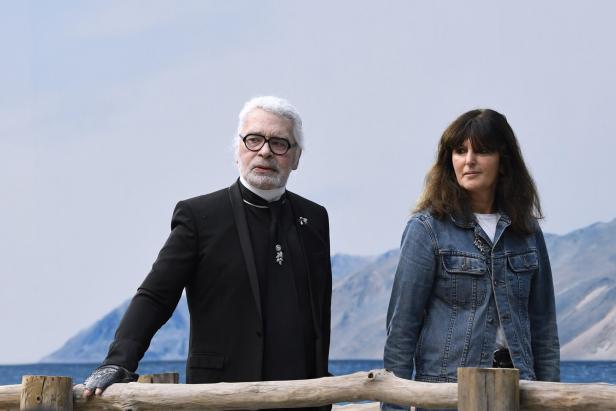 Karl Lagerfeld und eine Frau stehen vor einer Bergkulisse.