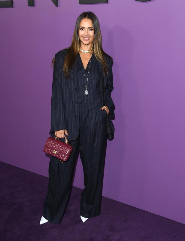 Jessica Alba im September: Die burgundy-farbige Chanel-Tasche setzt ein farblichen Akzent zu ihrem Schwarz-Weiß-Look.