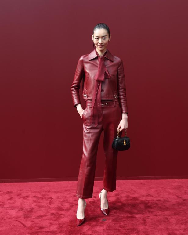 Chinas wichtigstes Supermodel Liu Wen bei der Gucci-Show in Mailand von Kopf bis Fuß in Burgundy.