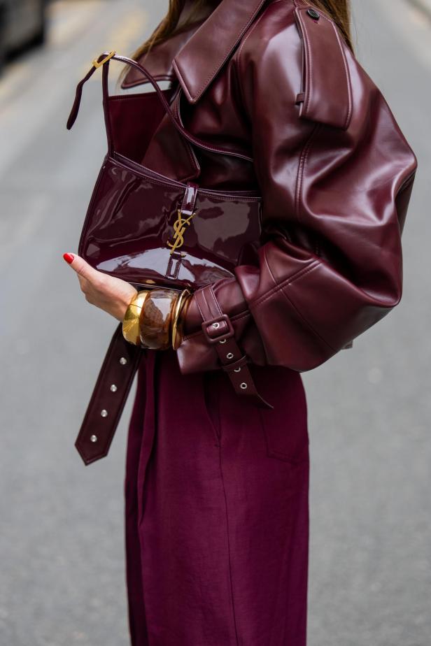 Influencerin und Instagram-Superstar Nina Sandbech kombiniert Burgundy mit Burgundy: Die Hosen sind etwa von Dorothee Schumacher, die Tasche von YSL.