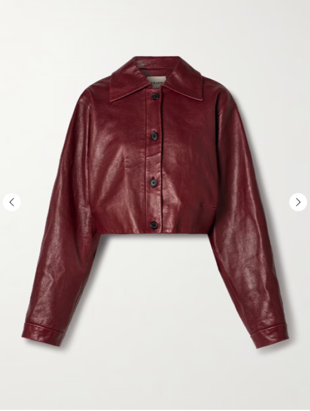 Eine kurze, burgunderrote Jacke mit Knöpfen von Khaite.