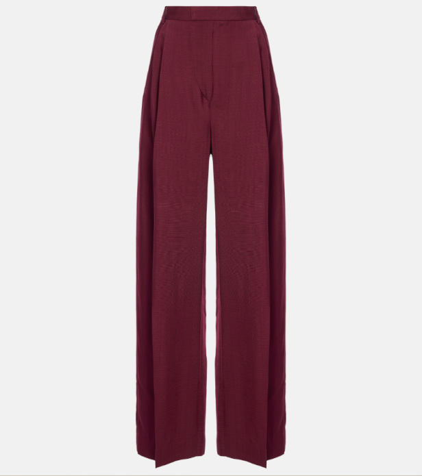 Eine weite, bordeauxrote Hose von Victoria Beckham.