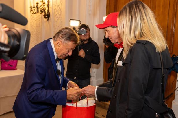 So reagiert Richard Lugners Umfeld auf die Kündigung von Witwe Simone