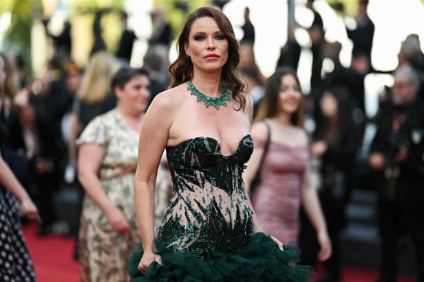Kiera Chaplin auf dem roten Teppich in einem grünen Kleid.