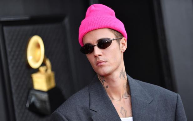 Justin Bieber Justin Bieber: 31-Jähriger mit pinker Mütze, Sonnebrille und grauem Sakko