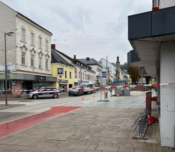 Großeinsätze nach Bombendrohung in Salzburg und verdächtigen Paketen in Amstetten