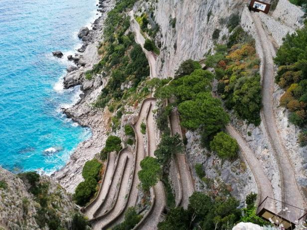 Blick von oben auf die Via Krupp auf Capri, unten blaues Meer