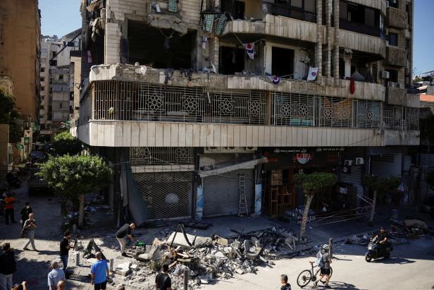 Ein beschädigtes Gebäude nach einem israelischen Angriff auf das Bachoura-Viertel im Zentrum von Beirut, 3. Oktober 2024.