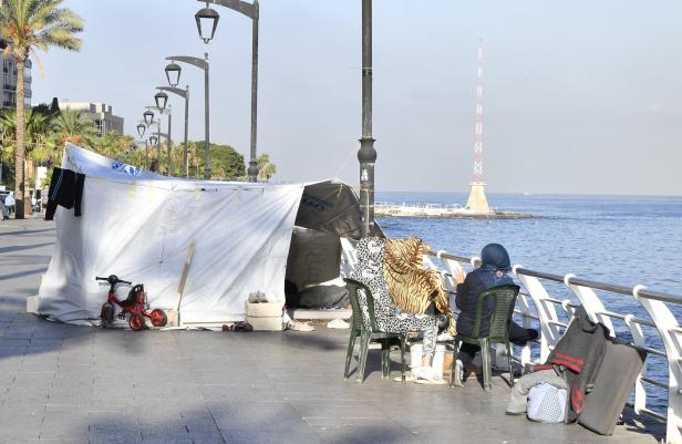 Libanesen haben Zelte in der Nähe des Meeres in Beirut errichtet, 03. Oktober 2024. 