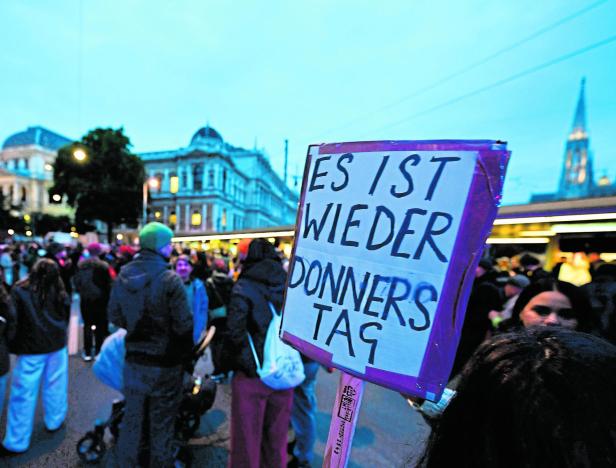 NACH NR-WAHL: DEMONSTRATION "ES IST WIEDER DONNERSTAG - NEIN ZUR FPÖ IN DER REGIERUNG! FIX ZAM GEGEN RECHTS!"