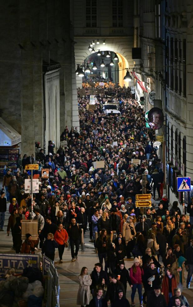 NACH NR-WAHL: DEMONSTRATION "ES IST WIEDER DONNERSTAG - NEIN ZUR FPÖ IN DER REGIERUNG! FIX ZAM GEGEN RECHTS!"