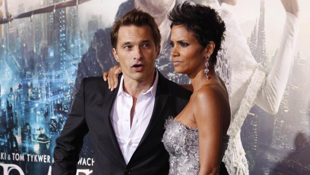 Josh Holloway und Halle Berry posieren auf dem roten Teppich.