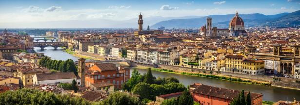 Panorama von Florenz mit dem Arno-Fluss und der Kathedrale von Florenz.