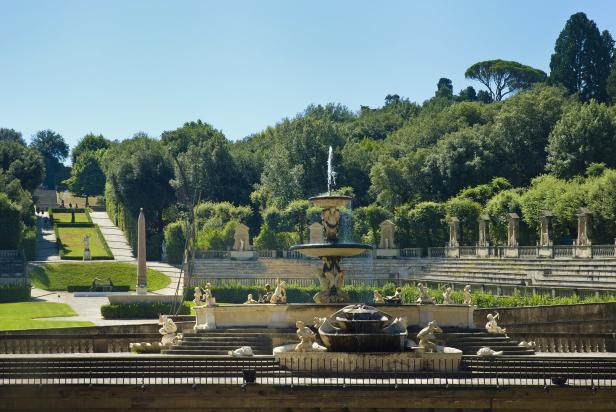 Der Boboli-Garten in Florenz mit seinen Brunnen, Statuen und der grünen Landschaft.