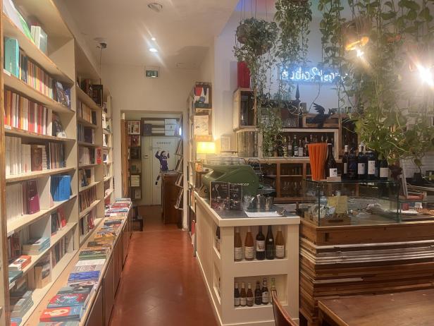 Ein Blick in ein gemütliches Café mit Buchhandlung.