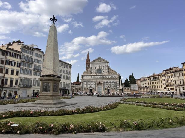 Die Piazza Santa Maria Novella in Florenz mit dem Obelisken und der Basilika Santa Maria Novella.