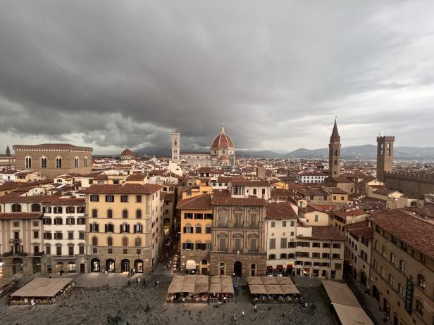 Blick über Florenz mit dem Dom und dunklen Wolken am Himmel.
