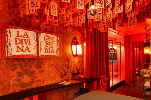 Ein Zimmer im 25hours Hotel Firenze, gestaltet im Stil von Dantes „Göttlicher Komödie“.